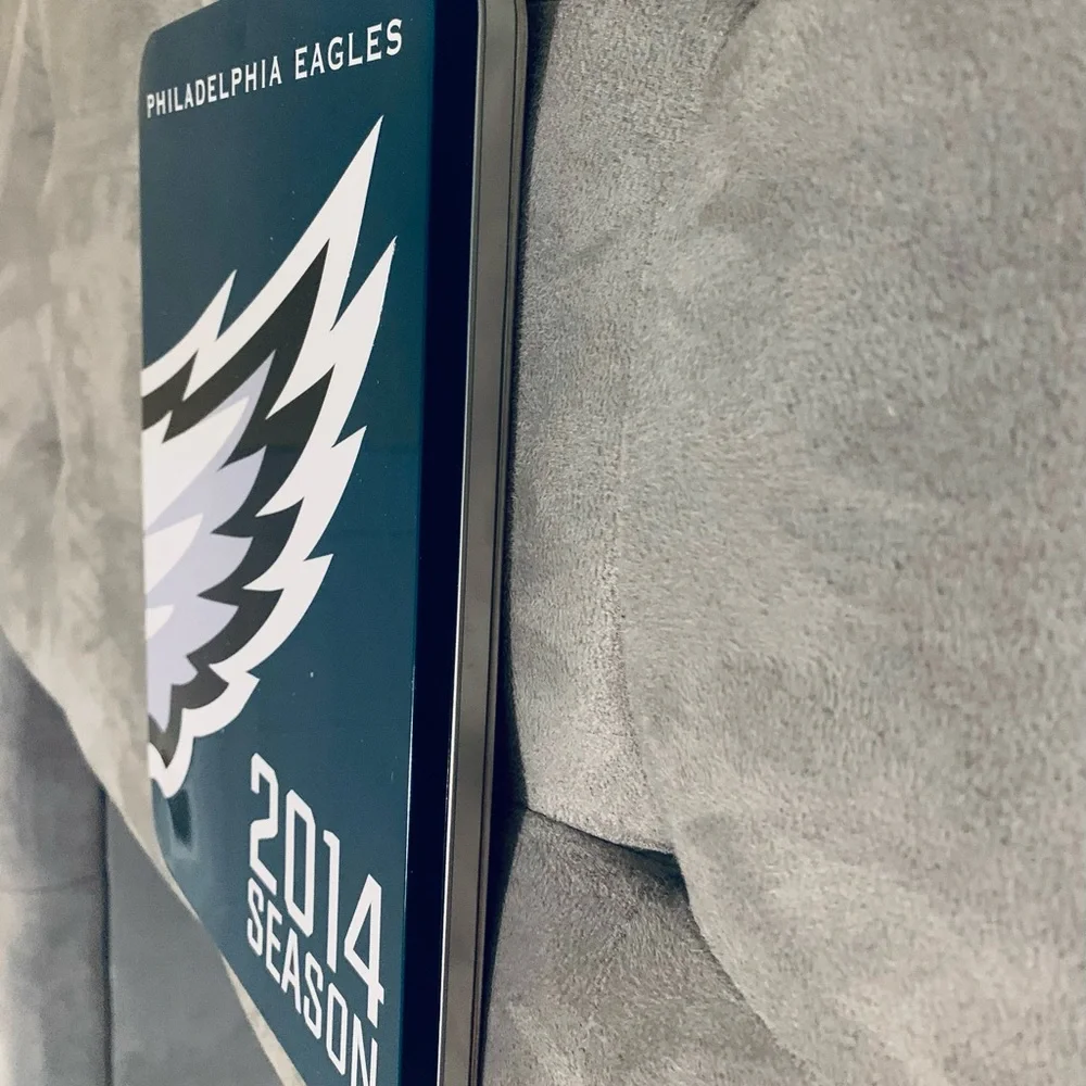 NFL OFFICIALLY LICENSED Eagles 2014 Season Tin Box with hologram NWT COLLECTIBLE